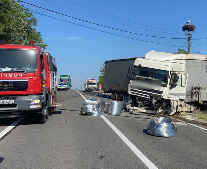 FOTO. Accident DUR între un TIR și o mașină, în Cluj. Trei persoane au MURIT